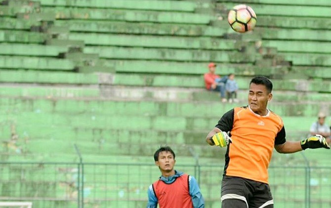 Aksi kiper Reky Rahayu dalam sesi latihan Arema FC - Image