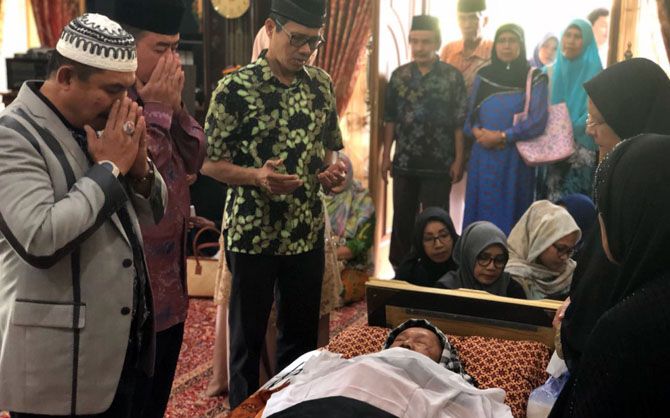 TUTUP USIA: Gubernur Sumbar, Irwan Prayitno bersama Wakil Gubernur Nasrul Abit saat mendoakan almarhum Marlis Rahman di kediamannya sebelum dimakamkan, Sabtu (28/7) sian - Image