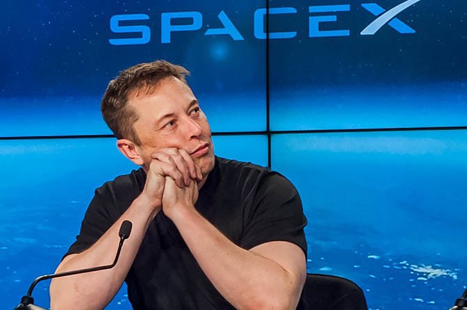 Rocket Falcon Heavy milik Space X - Image