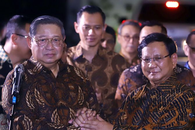 Ketua Umum Partai Demokrat Susilo Bambang Yudhoyono bersama Ketum Partai Gerindra Prabowo Subianto usai menggelar pertemuan di Mega Kuningan pekan lalu, - Image
