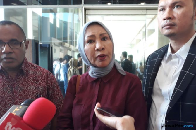 Aktivis Ratna Sarumpaet usai melakukan pertemuan di Gedung DPR RI, Jakarta, Senin (17/9). Ratna baru-baru ini menjadi korban pengeroyokan oleh orang tak dikenal di Bandung. - Image