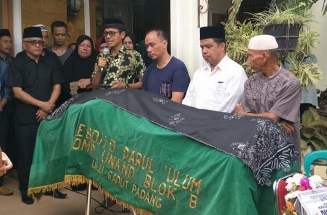 Gubernur Sumbar, Irwan Prayitno menyampaikan belasungkawa dan penghormatan sebelum jenazah almarhum Marlis Rahman diantar ke pandan pakuburan dari kediamannya, kawasan Ulu Gadut, Kecamatan Lubuk Kilangan, Kota Padang, Sabtu (28/7) - Image