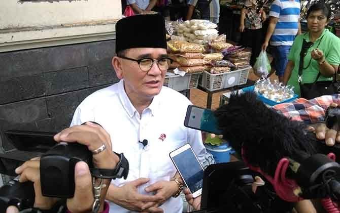 BERI KETERANGAN: Juru bicara TKN Jokowi-Maruf Amin, Ruhut Sitompul memberikan keterangan kepada wartawan di Solo, Jumat (16/11). - Image