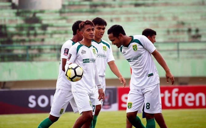 Sidik Saimima (membawa bola) ketika masih berkostum Persebaya. Saimima telah terdepak dari Gren Force sejak Senin (30/7) malam. - Image