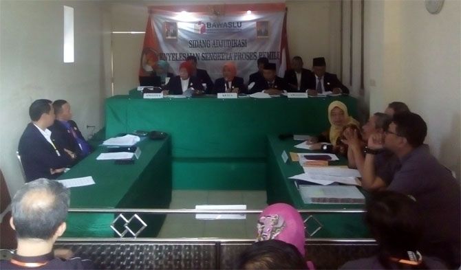 Proses sidang ajudikasi DPW Nasdem DIJ di Bawaslu DIJ, Senin (20/8). - Image