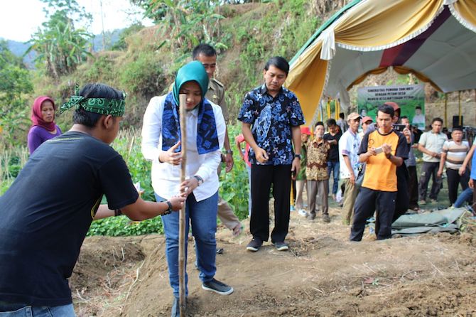 Ketua Umum DPN Pemuda Tani HKTI Rina Saadah saat secara simbolik melakukan penanaman di Kuningan, Jawa Barat. Acara itu digelar dalam rangka memperingati 58 tahun Hari Tani Nasional. - Image