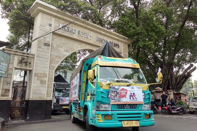 Truk pengangkut bantuan logistik untuk Lombok dari Masjid Agung Sunda Kelapa, Jakarta. - Image