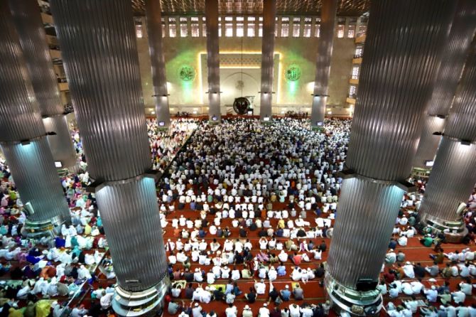 ILUSTRASI. Sholat Ied di Masjid Istiqlal, Jakarta. - Image