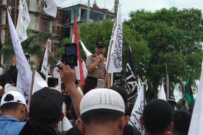 Kapolda Riau Irjen Pol Widodo Eko Prihastopo saat orasi di depan massa pada aksi damai di Tugu Zapin Pekanbaru, Riau, Kamis (25/10). - Image