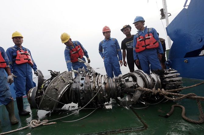 Pengangkatan turbin pesawat Lion Air JT 610, Sabtu (3/11). - Image
