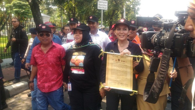 Ketua Umum Konfederasi Rakyat Pekerja Indonesia (KRPI), Rieke Diah Pitaloka masuk ke Istana Negara - Image