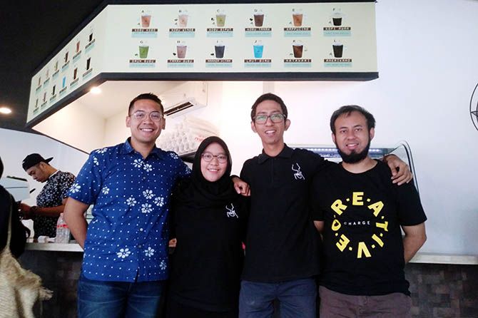 PANTANG MENYERAH: Dari kiri, Adhika, Puteri, Erwin, dan Iman di Koptul Duren Tiga, Jakarta Selatan (4/12). - Image