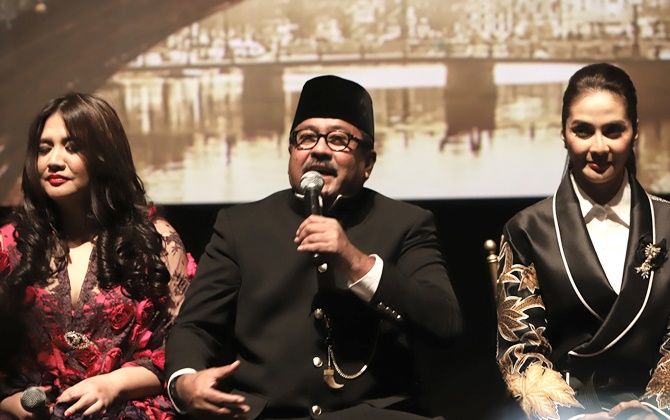 Cornelia Agatha, Rano Karno, dan Maudy Koesnadi saat gala premiere film Si Doel The Movie. - Image