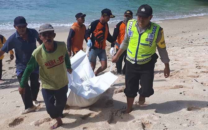Petugas gabungan mengevakuasi mayat tanpa kepala di Pantai Bantol, Malang. - Image