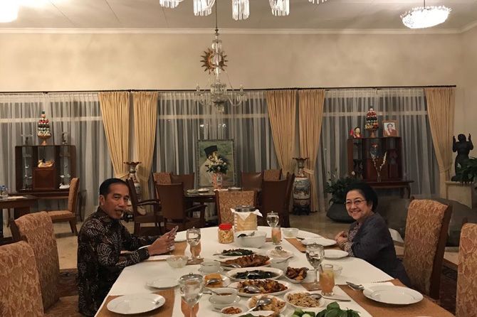Presiden Joko Widodo bersama Ketua Umum Partai Golkar, Airlangga Hartanto di Istana Bogor, Jawa Barat, beberapa waktu lalu. - Image