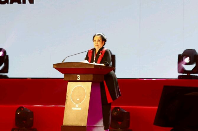 Ketua Umum PDIP Megawati Soekarno Putri bersama Presiden Jokowi Dodo menghadiri HUT PDIP ke-46 di Jiexpo, Jakarta, Kamis (10/1). - Image