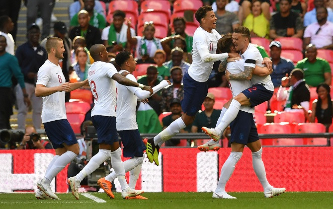 Selebrasi para pemain Inggris usai Gary Cahill mencetak gol pertama ke gawang Nigeria. - Image