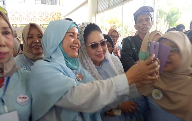 Siti Hediyati Hariyadi atau yang dikenal Titiek Soeharto, mendarat di Bandara Sultan Syarif Kasim (SSK) II Pekanbaru, Riau, Kamis siang (10/1). Emak-emak yang sudah menunggu kedatangannya berebut selfie dengannya. - Image