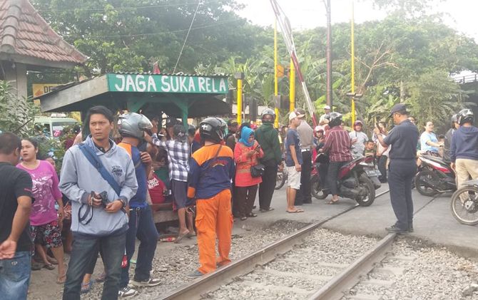 Pos perlintasan Pagesangan, Surabaya. Di Lokasi itu, mobil Pajero Sport ditabrak KA Sritanjung hingga menyebabkan sekeluarga tewas, Minggu (21/10) - Image