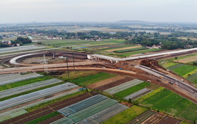 Foto dari udara interchange tol Leces (ujung kanan) yang masih terhambat pembangunannya karena terkendala pembebasan lahan. - Image