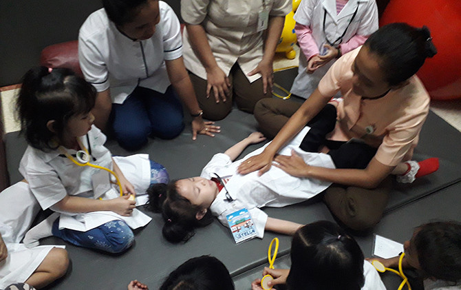Petugas UKS RS RKZ memberikan massage untuk relaksasi dan meringankan kinerja otot anak. - Image