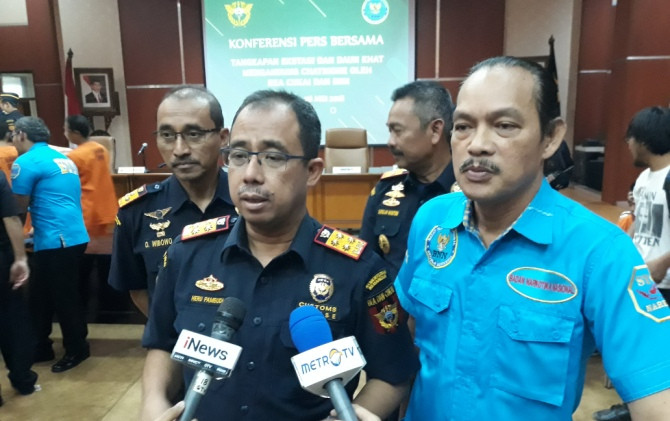 Direktur Jenderal (Dirjen) Bea Cukai, Kementerian Keuangan (Kemenkeu), Heru Pambudi (kiri) dan Kepala Deputi Pemberantasan BNN, Irjen Pol Arman Depari (kanan), Senin (28/5). - Image