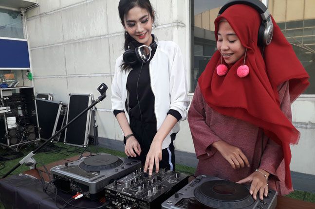 FDJ Shafira (Jilbab merah) saat duet bersama rekan sesama FDJ menghibur pengunjung pujasera di Surabaya North Quay Gerbang 1 lantai 3 pelabuhan Tanjung Perak. - Image