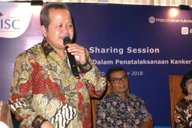 Dokter Spesialis Hematologi & Onkologi Dr. dr. Cosphiadi Irawan, Sp.PD, KHOM, menjelaskan manfaat terapi target bagi pasien kanker. - Image