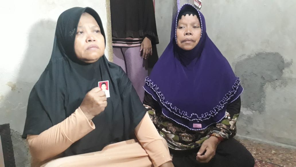 Mira, Ibu Haringga menunjukkan foto semasa hidup anaknya yang tewas dikeroyok suporter Persib. - Image