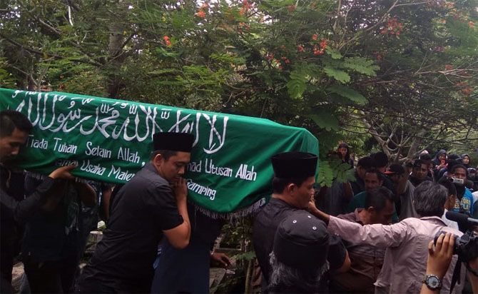 DIMAKAMKAN: Proses pemakaman Bani, salah seorang pendiri band Seventeen, Senin (24/12). - Image
