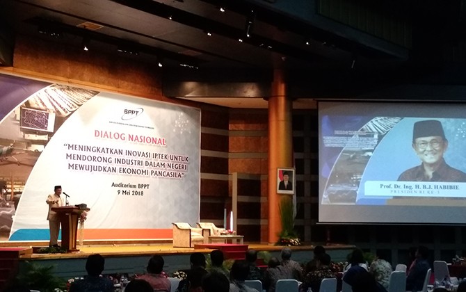 B.J. Habibie memberikan pidato dalam Dialog Nasional di kantor BPPT (9/5). - Image