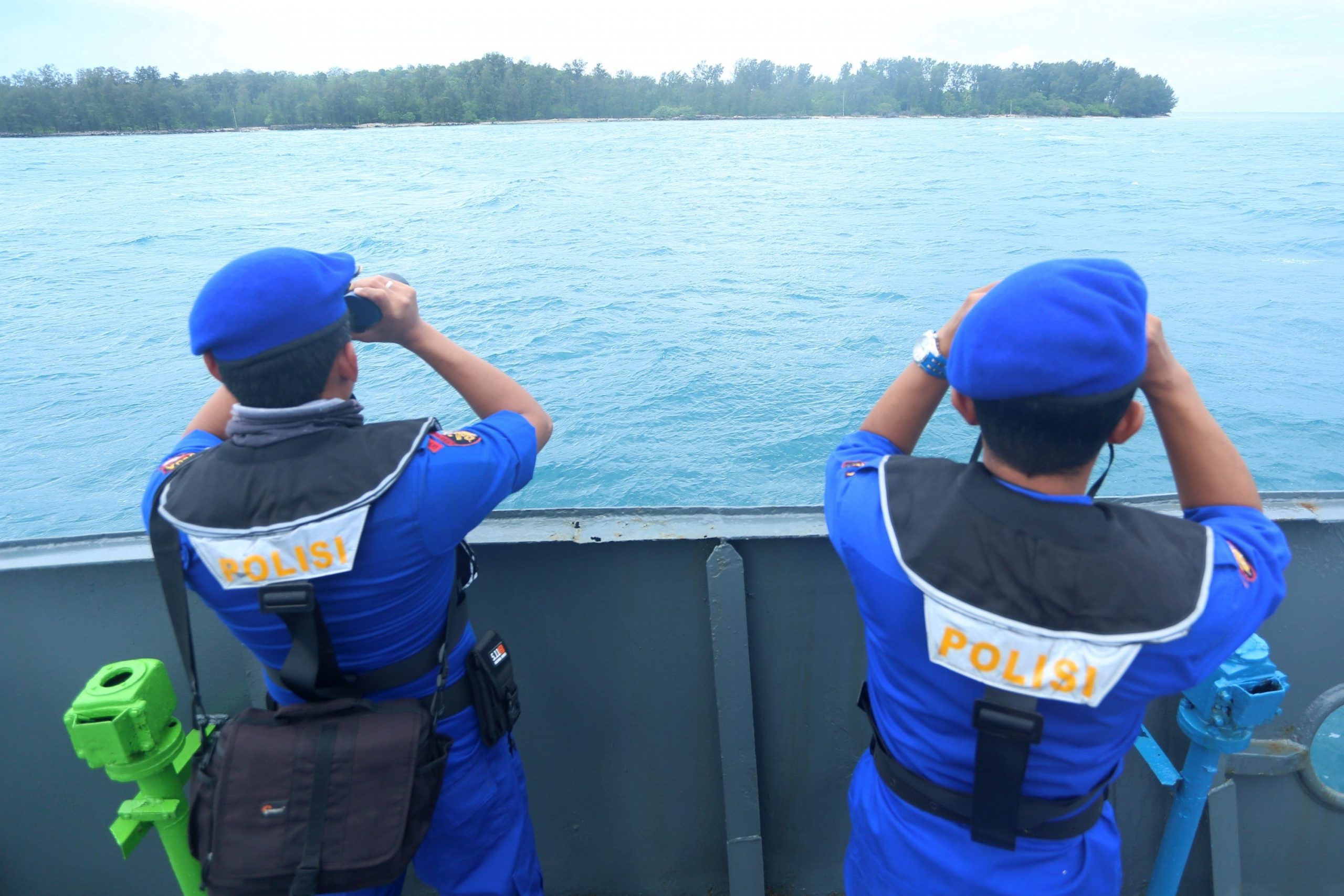 Petugas Direktorat Polisi Perairan Udara (Ditpolairud) Polda Banten saat mencari korban Tsunami selat Sunda, Kamis (27/12) - Image