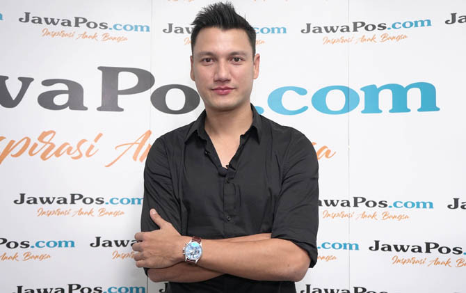 Pemeran Aiden, Christian Sugiono saat berkunjung ke kantor Jawa Pos, Jakarta, Rabu (27/6). - Image