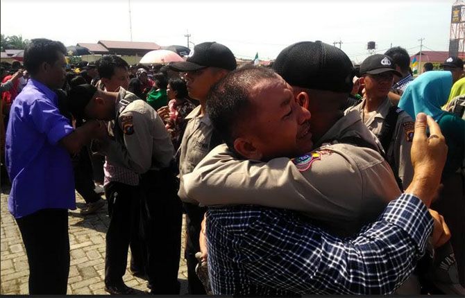 Isak tangis para orangtua siswa saat pelepasan anaknya menjadi siswa SPN. - Image