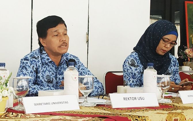 Rektor USU Runtung Sitepu (Kiri) saat memaparkan prestasi USU selama tahun 2018. - Image