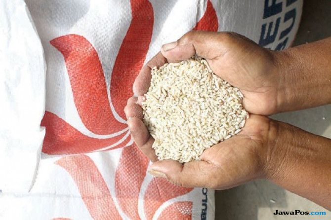 Beras yang dijual kepada masyarakat hanya sekedar mencantumkan merek tanpa detil lainnya. - Image