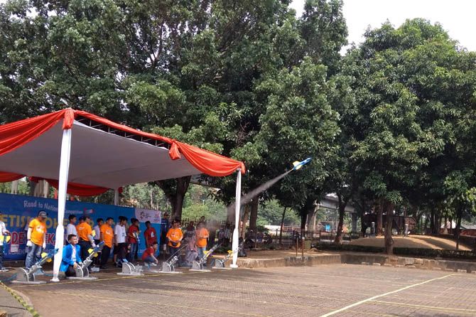 Peserta Kompetisi Roket Air Regional (KRAR) meluncurkan roket air di komplek Pusat Peragaan Ilmu Pengetahuan dan Teknologi (PP-Iptek) Kemenristekdikti di Taman Mini Indonesia Indah (TMII) Jakarta (26/8). - Image