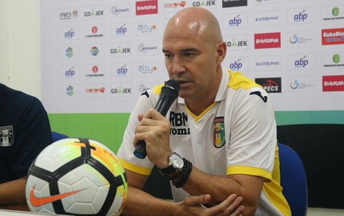 Rafael Berges yakin skuadnya mampu menaklukkan Persebaya di kandang sendiri. - Image