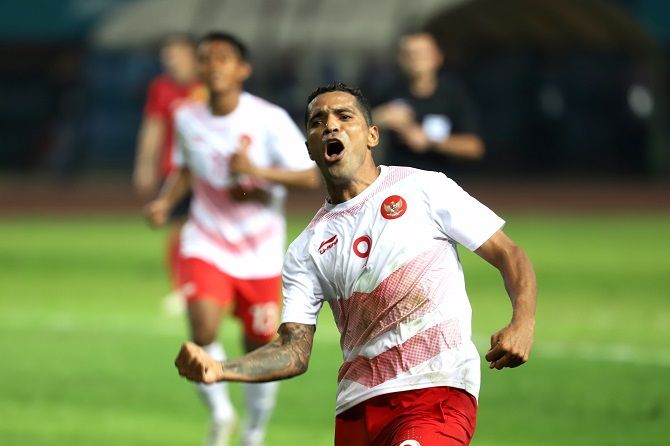 Performa Beto Goncalves seperti tak terganggu usianya yang makin uzur. - Image