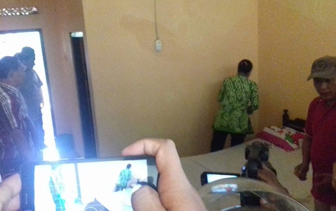 Polres Cirebon menggelar operasi pekat di sejumlah hotel melati, Jumat (23/3). - Image