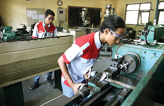 Siswa SMKN 12 Surabaya praktik di bengkel. - Image