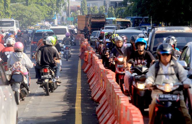 PADAT: Pertumbuhan kendaraan pribadi yang tidak diimbangi dengan penambahan ruas jalan membuat kondisi lalu lintas semakin macet. - Image