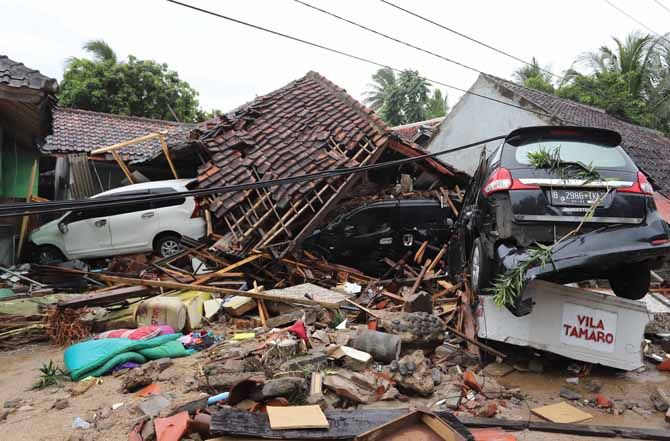 Villa Tamaro di Pandeglang rusak parah usai dihantam tsunami. Mendagri Tjahjo Kumolo menyebut penerapan RTRW yang tegas bisa meminimalisir dampak bencana - Image