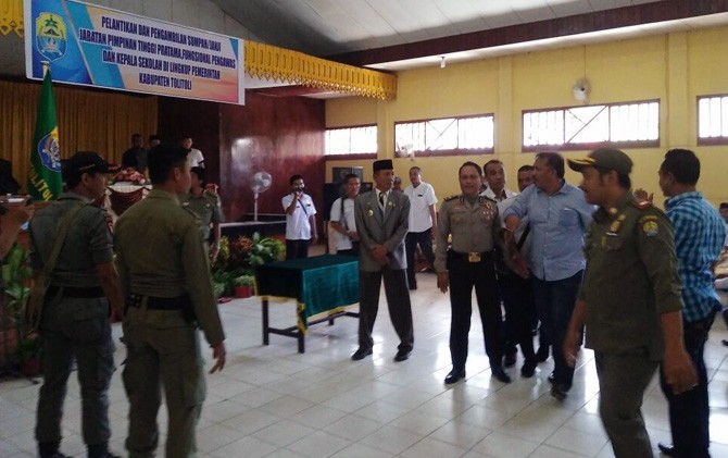 Wakil Bupati Abdul Rahman Hi Budding mengamuk saat acara pelantikan pejabat SKPD Tolitoli. - Image