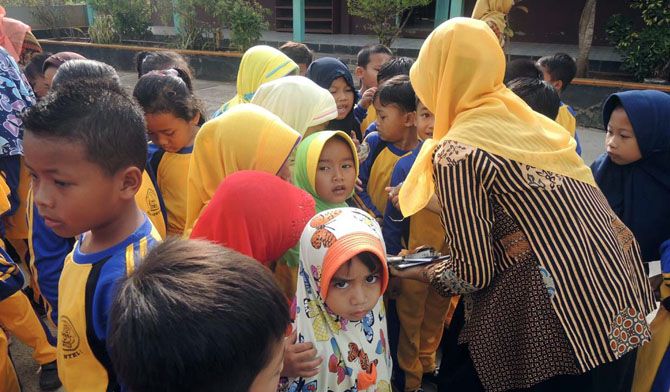 SAWERAN: Para siswa dari Desa Hargosari, Kecamatan Tanjungsari Kabupaten Gunungkidul, Daerah Istimewa Jogjakarta rela - Image