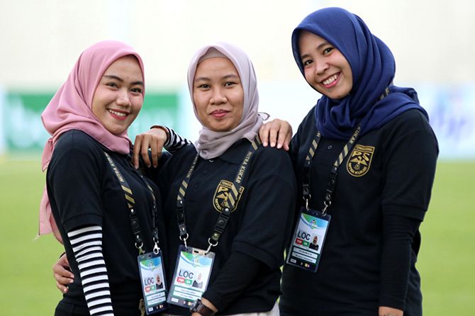 Suporter cewek Mitra Kukar, Mitgirl, tak ingin melihat tim pujaan mereka terdegradasi. - Image