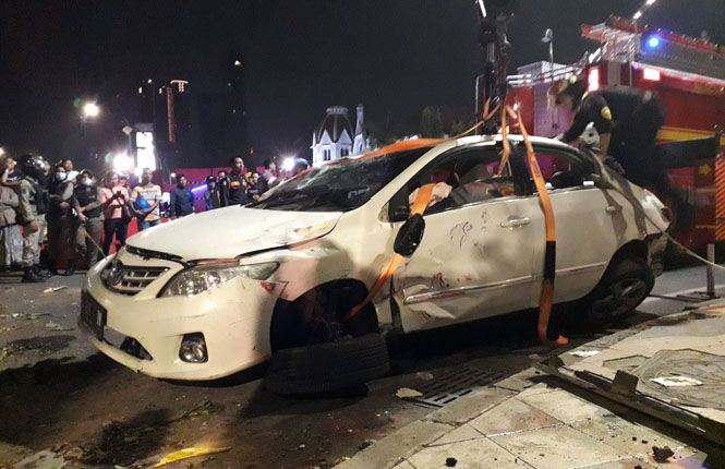 RINGSEK: Diduga tidak menguasai medan, sebuah mobil Corolla Altis ringsek setelah terguling di Jalan Yos Sudarso, Surabaya, Kamis (24/10) dini hari. - Image