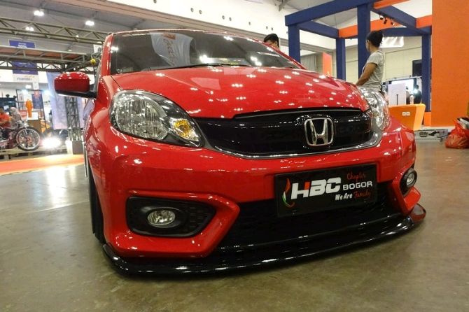 Tampilan elegan Honda Brio hasil modifikasi racing . - Image