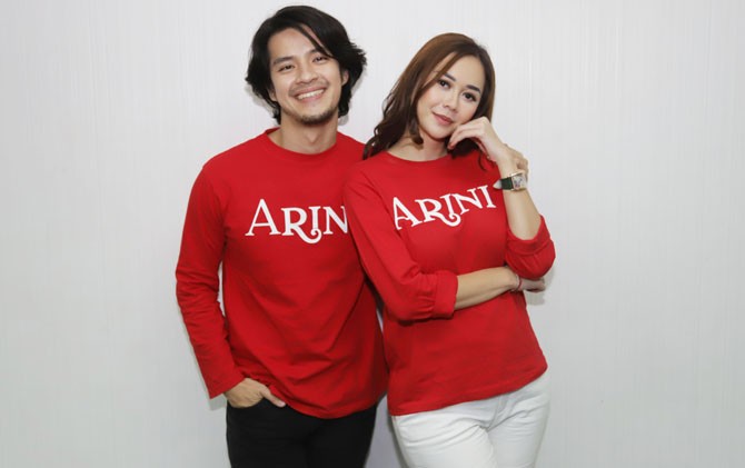 Aura Kasih dan Morgan Oey saat menceritakan mengenai film Arini di kantor Jawa Pos, Jakarta, Senin (19/3). - Image
