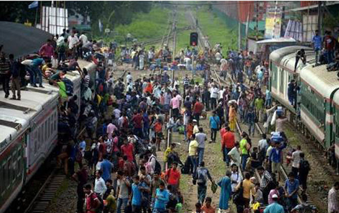 Jutaan orang rela naik ke atas kereta demi mudik Lebaran di Bangladesh. - Image